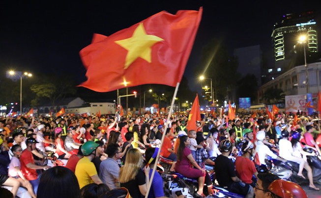 Người người cùng đổ ra đường ăn mừng chức vô địch của đội tuyển Việt Nam ảnh 7
