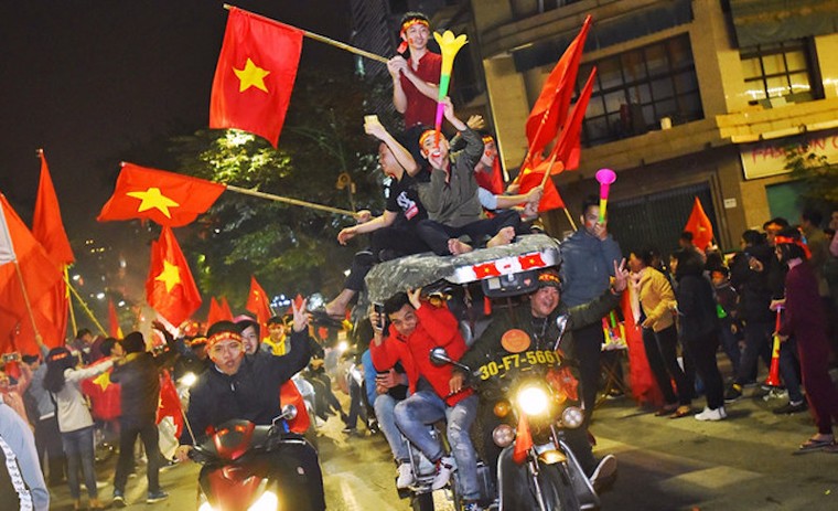 Người người cùng đổ ra đường ăn mừng chức vô địch của đội tuyển Việt Nam ảnh 3