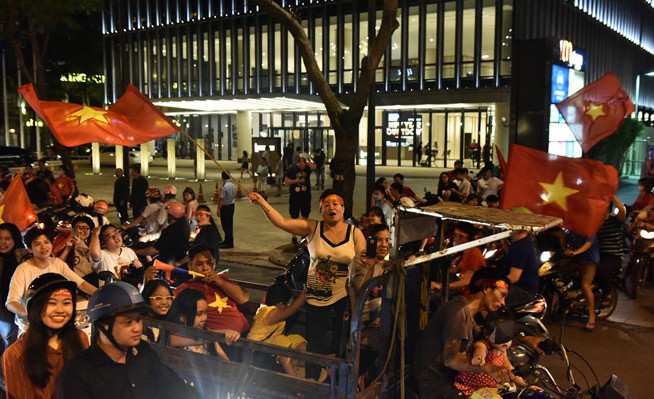 Người người cùng đổ ra đường ăn mừng chức vô địch của đội tuyển Việt Nam ảnh 4