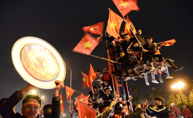 Người người cùng đổ ra đường ăn mừng chức vô địch của đội tuyển Việt Nam ảnh 5