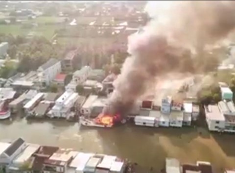 Tàu cá trên kênh giữa thành phố bất ngờ bốc cháy dữ dội, cháy lan khu phố ảnh 1