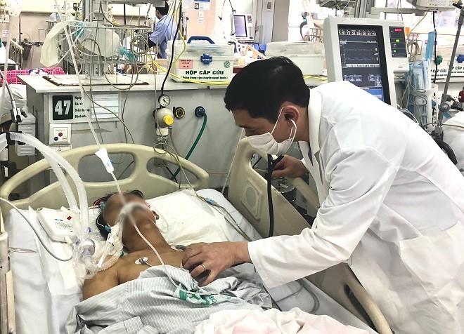 Chuyện chưa kể về vị bác sĩ 10 năm xung phong trực cấp cứu đêm giao thừa ảnh 1