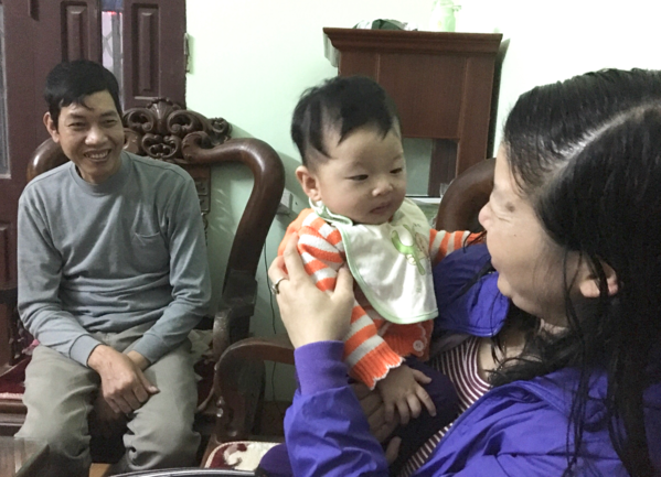 Tết đầu tiên bên con gái của đôi vợ chồng 14 năm hiếm muộn ảnh 1