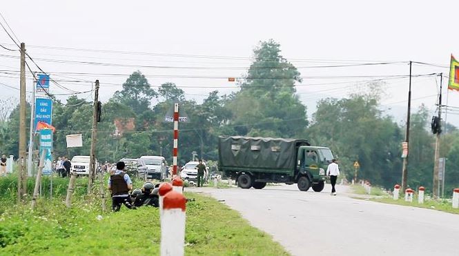 Bắt em họ nghi phạm cầm súng, lựu đạn cố thủ nhiều giờ trong ô tô ảnh 2