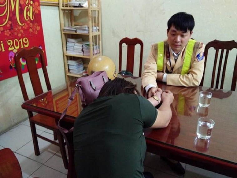 CSGT thương thuyết gần một tiếng cứu người phụ nữ định tự tử ảnh 2