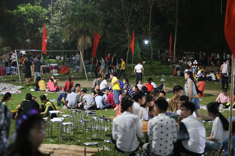 'Biển người' hành hương Đền Hùng trong đêm trước ngày khai hội ảnh 8