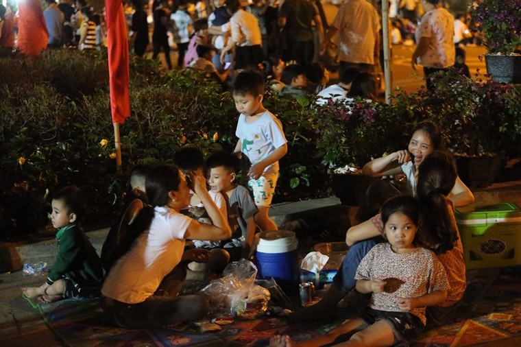 'Biển người' hành hương Đền Hùng trong đêm trước ngày khai hội ảnh 2