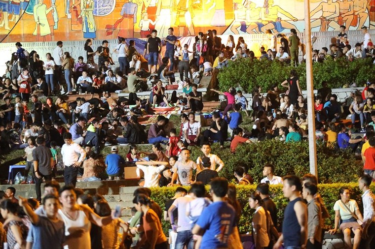 'Biển người' hành hương Đền Hùng trong đêm trước ngày khai hội ảnh 3