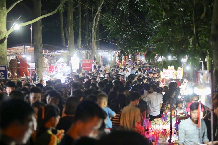 'Biển người' hành hương Đền Hùng trong đêm trước ngày khai hội ảnh 7