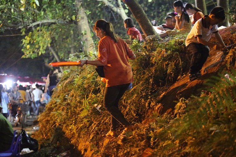 'Biển người' hành hương Đền Hùng trong đêm trước ngày khai hội ảnh 6