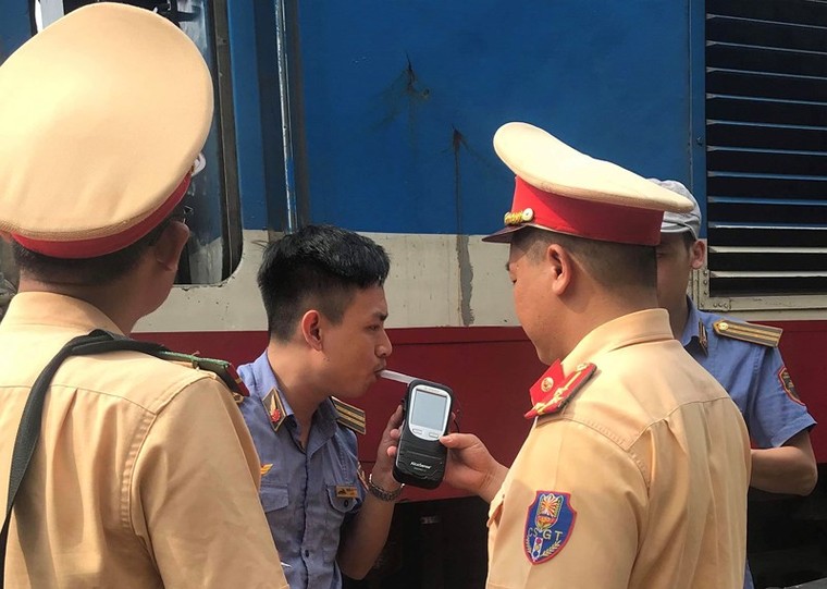 Lái tàu cũng bị kiểm tra nồng độ cồn ảnh 3