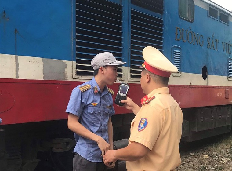 Lái tàu cũng bị kiểm tra nồng độ cồn ảnh 2