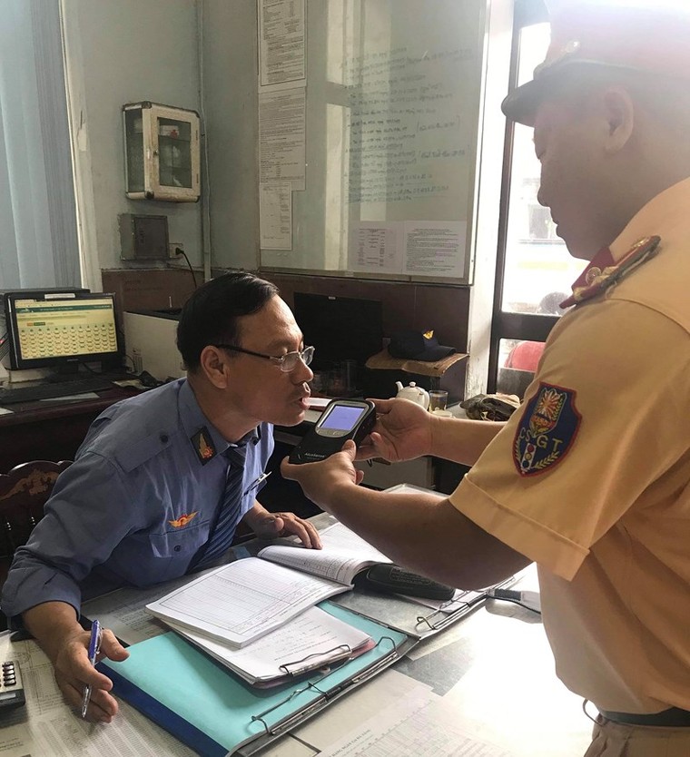 Lái tàu cũng bị kiểm tra nồng độ cồn ảnh 1