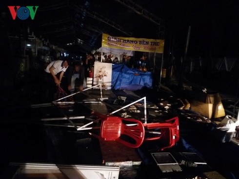 Mưa dông làm sập hàng trăm gian hàng ở hội chợ, nhiều người suýt chết ảnh 4