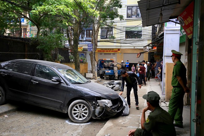 Nữ tài xế lùi xe cán chết người đi xe máy trên phố Hà Nội ảnh 1