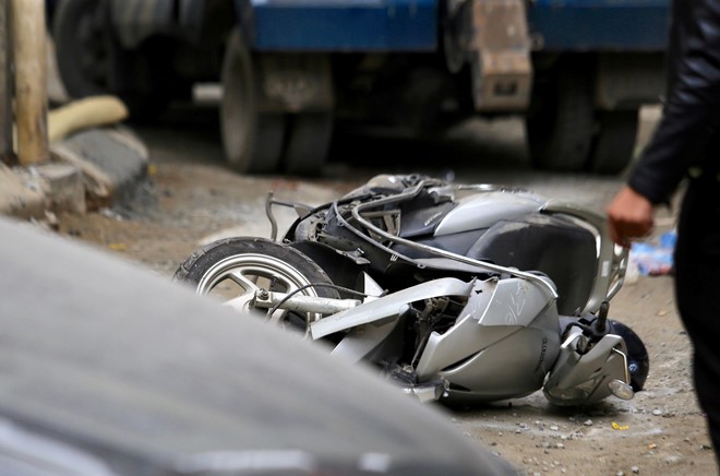 Nữ tài xế lùi xe cán chết người đi xe máy trên phố Hà Nội ảnh 3