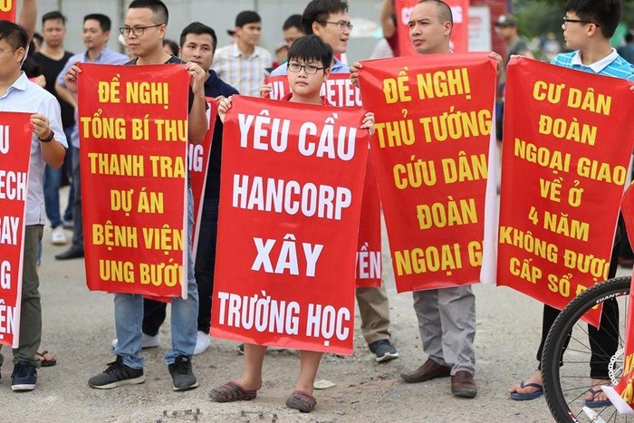 Cư dân khu Ngoại giao đoàn tiếp tục xuống đường “kêu cứu” vì không thấy bệnh viện ung bướu nằm trong quy hoạch dự án ảnh 1