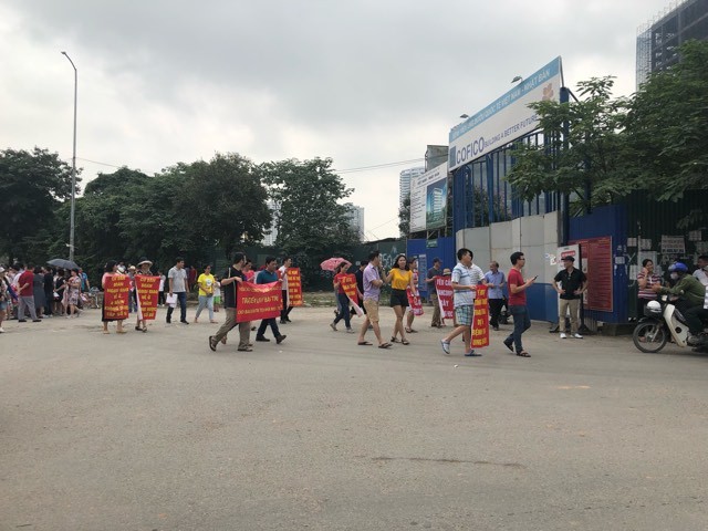 Cư dân khu Ngoại giao đoàn tiếp tục xuống đường “kêu cứu” vì không thấy bệnh viện ung bướu nằm trong quy hoạch dự án ảnh 3