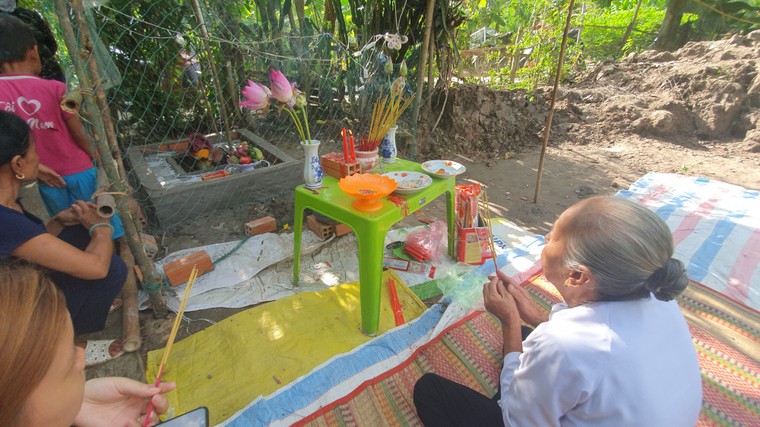 Dân Kiên Giang ùn ùn kéo đến cúng bái bông hoa lạ mọc ở bờ rào ảnh 1