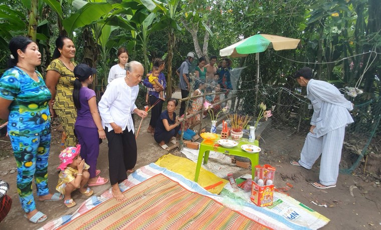 Dân Kiên Giang ùn ùn kéo đến cúng bái bông hoa lạ mọc ở bờ rào ảnh 2