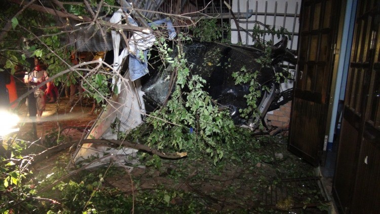 Chạy tốc độ kinh hoàng, xe Mercedes tông 3 căn nhà, 1 người tử vong ảnh 2