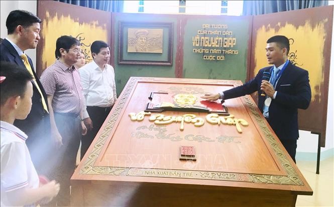 Tiếp nhận sách thư pháp lớn nhất thế giới về Đại tướng Võ Nguyên Giáp ảnh 2