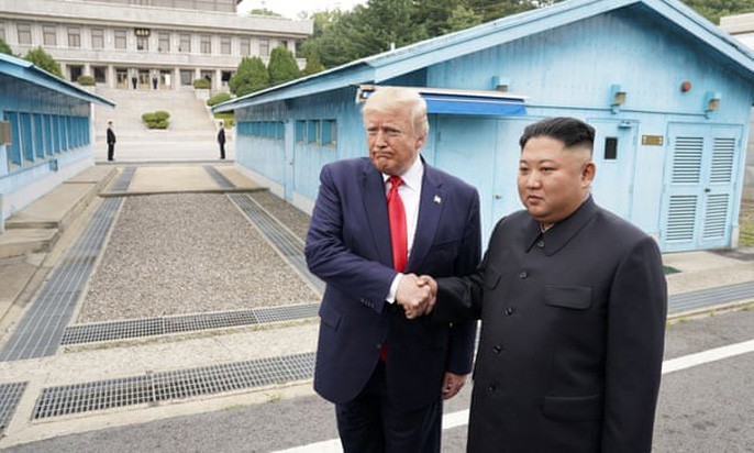Hình ảnh lịch sử khi Tổng thống Trump gặp ông Kim Jong-un tại Bàn Môn Điếm ảnh 1