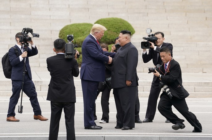 Hình ảnh lịch sử khi Tổng thống Trump gặp ông Kim Jong-un tại Bàn Môn Điếm ảnh 3