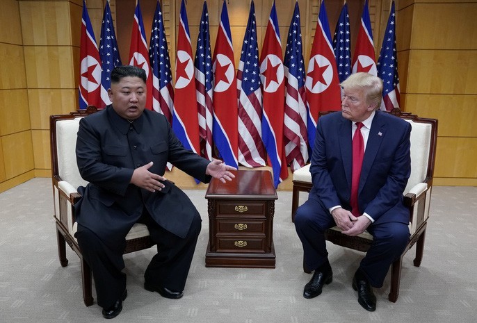 Hình ảnh lịch sử khi Tổng thống Trump gặp ông Kim Jong-un tại Bàn Môn Điếm ảnh 6