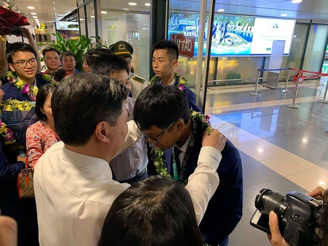 Gia đình, thầy cô xúc động đón đoàn Olympic Toán học 2019 trở về ảnh 1
