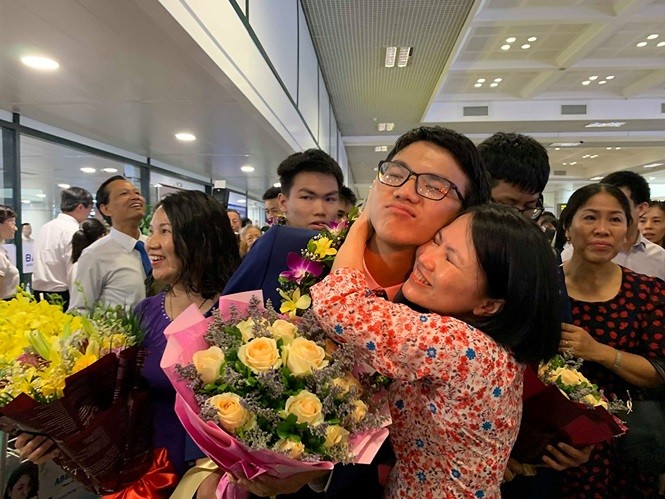 Gia đình, thầy cô xúc động đón đoàn Olympic Toán học 2019 trở về ảnh 4