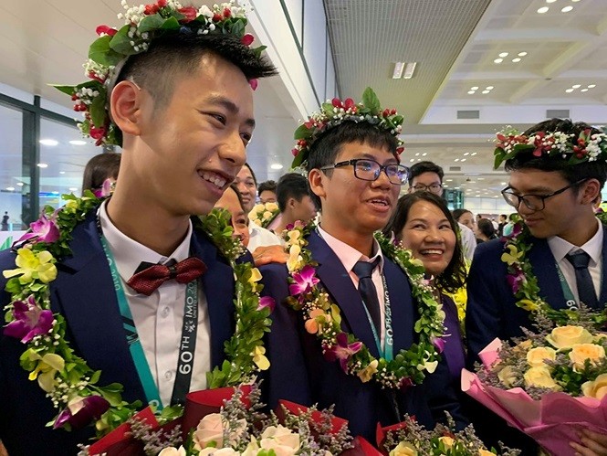 Gia đình, thầy cô xúc động đón đoàn Olympic Toán học 2019 trở về ảnh 2