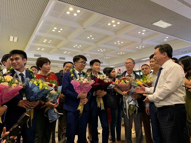 Gia đình, thầy cô xúc động đón đoàn Olympic Toán học 2019 trở về ảnh 5