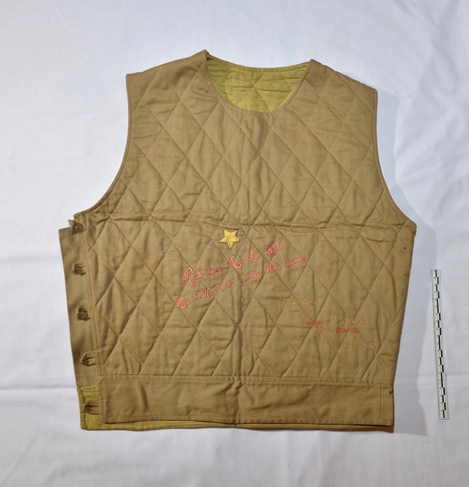 Cháu nội vua Mèo hiến tặng hiện vật quý cho Bảo tàng Hồ Chí Minh ảnh 2