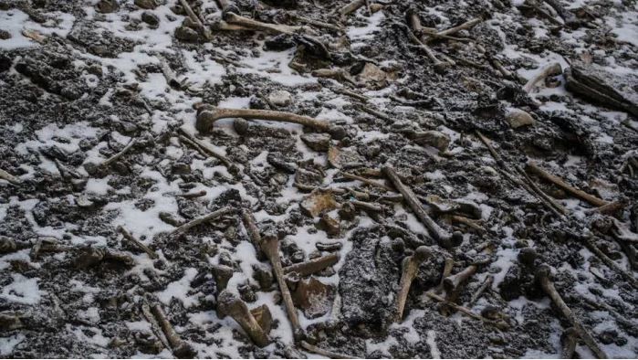 Bí ẩn hồ nước trên núi băng Himalaya chứa hàng trăm bộ xương người ảnh 1