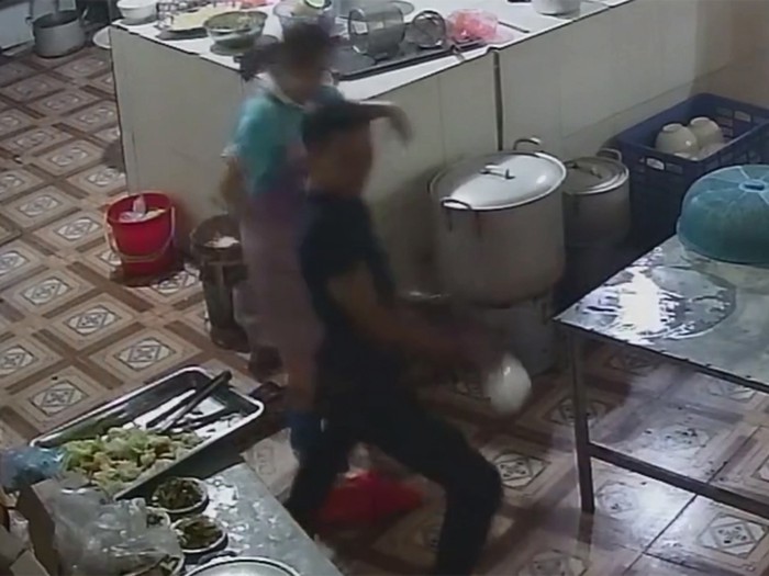 Đã bắt được kẻ chủ mưu và đối tượng trực tiếp hắt a xít nữ nhân viên ở Hòa Bình ảnh 1