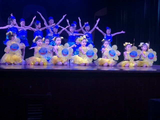 Hình ảnh đẹp của các cháu thiếu nhi chào mừng Tết Độc lập ảnh 2