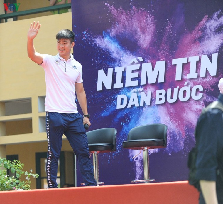 Dàn sao Hà Nội FC rạng rỡ trong ngày làm đại sứ Strong Vietnam ảnh 10