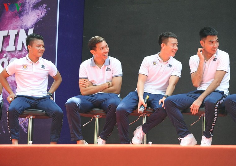 Dàn sao Hà Nội FC rạng rỡ trong ngày làm đại sứ Strong Vietnam ảnh 11