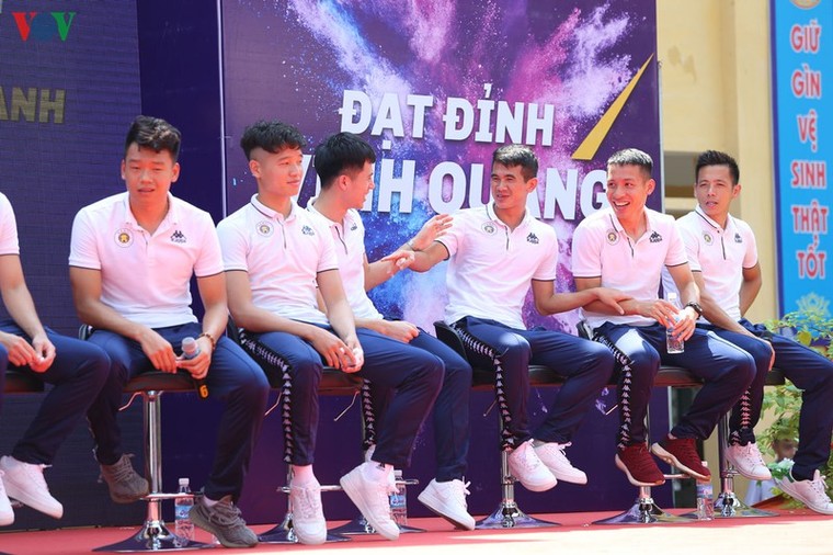 Dàn sao Hà Nội FC rạng rỡ trong ngày làm đại sứ Strong Vietnam ảnh 12