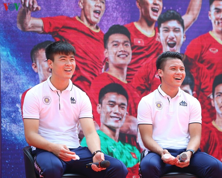 Dàn sao Hà Nội FC rạng rỡ trong ngày làm đại sứ Strong Vietnam ảnh 15