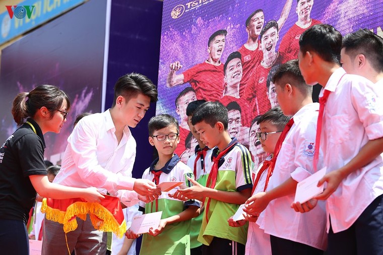 Dàn sao Hà Nội FC rạng rỡ trong ngày làm đại sứ Strong Vietnam ảnh 20
