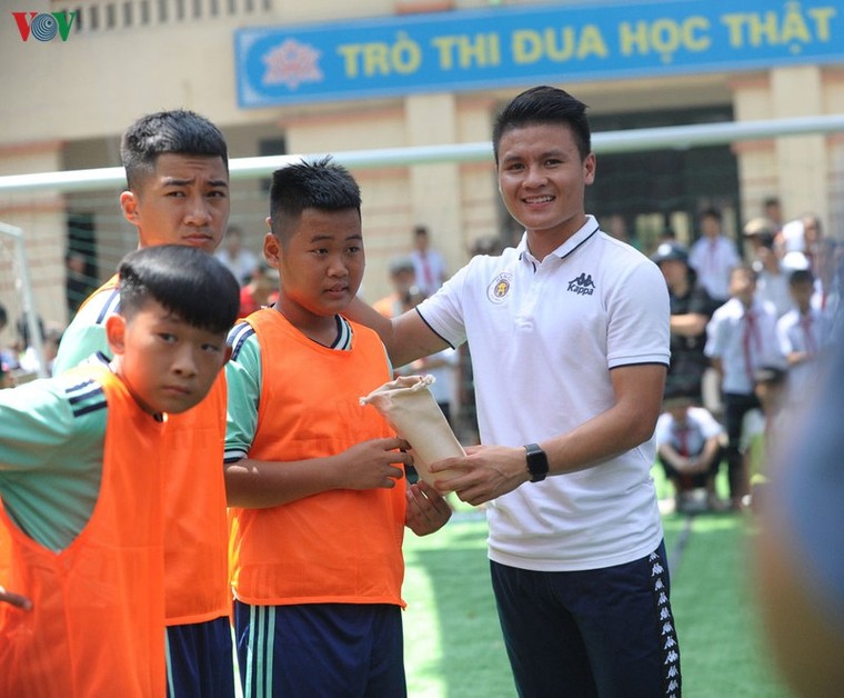 Dàn sao Hà Nội FC rạng rỡ trong ngày làm đại sứ Strong Vietnam ảnh 7