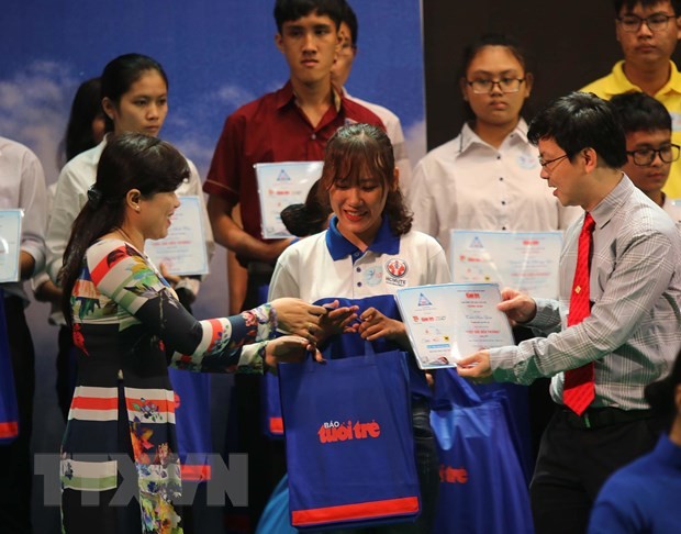 'Tiếp sức đến trường' cho 1.200 tân sinh viên có hoàn cảnh khó khăn ảnh 1