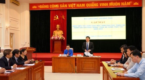 Tặng Bằng khen của Bộ trưởng Bộ GD&ĐT cho 63 giáo viên vùng khó ảnh 1