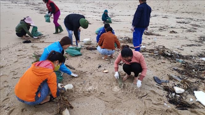 Cặn dầu bám đen hơn 3 km bờ biển Hà Tĩnh ảnh 1