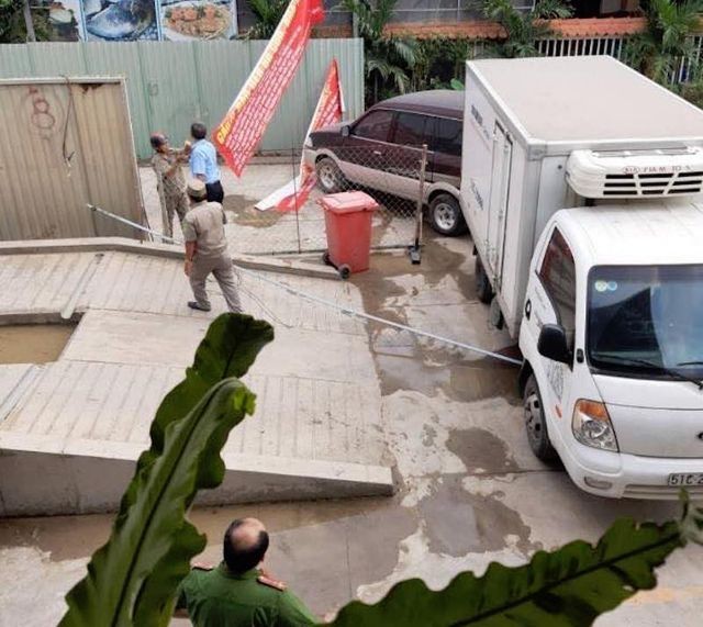 Dự án chung cư “đứng hình” vì bị xe chặn trước cổng ảnh 1