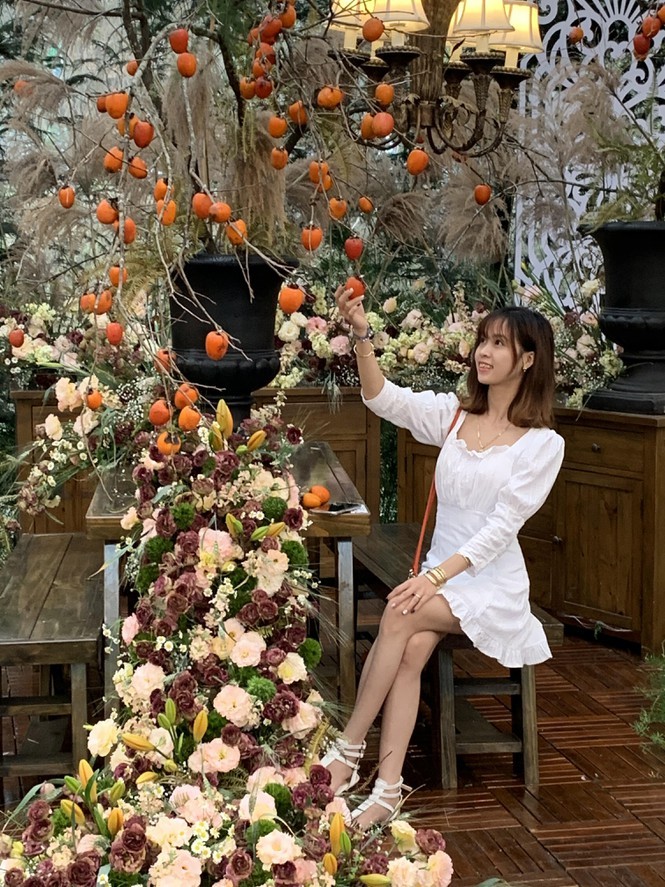 Chiếc váy cưới kỷ lục kết bằng 1 tấn hoa tươi tại Festival hoa Đà Lạt ảnh 2