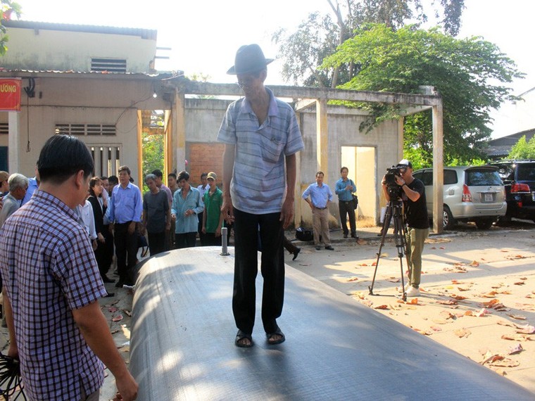 Dân miền Tây đối phó với hạn mặn bằng túi trữ nước khổng lồ ảnh 2