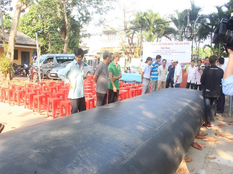 Dân miền Tây đối phó với hạn mặn bằng túi trữ nước khổng lồ ảnh 1